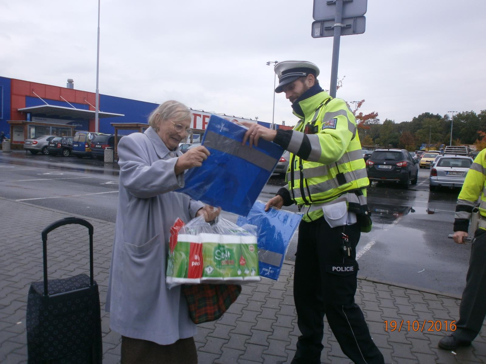 Policisté rozdávali reflexní prvky