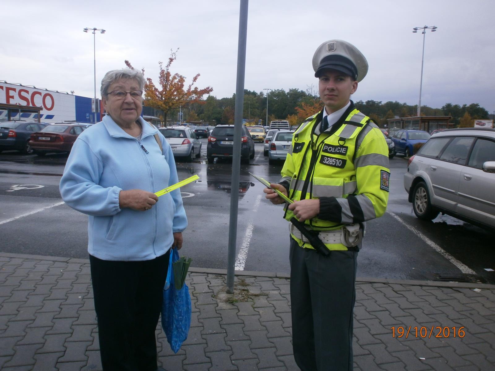 Policisté rozdávali reflexní prvky