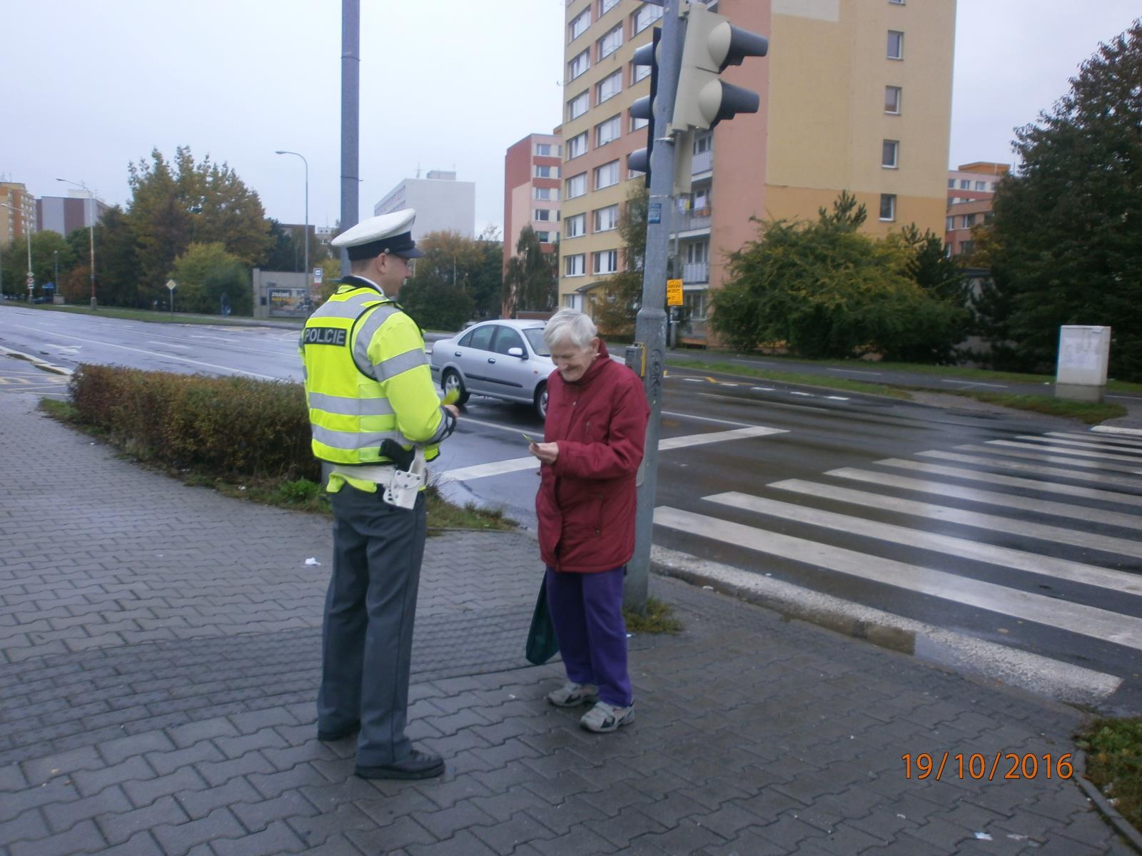 Policisté rozdávali reflexní prvky