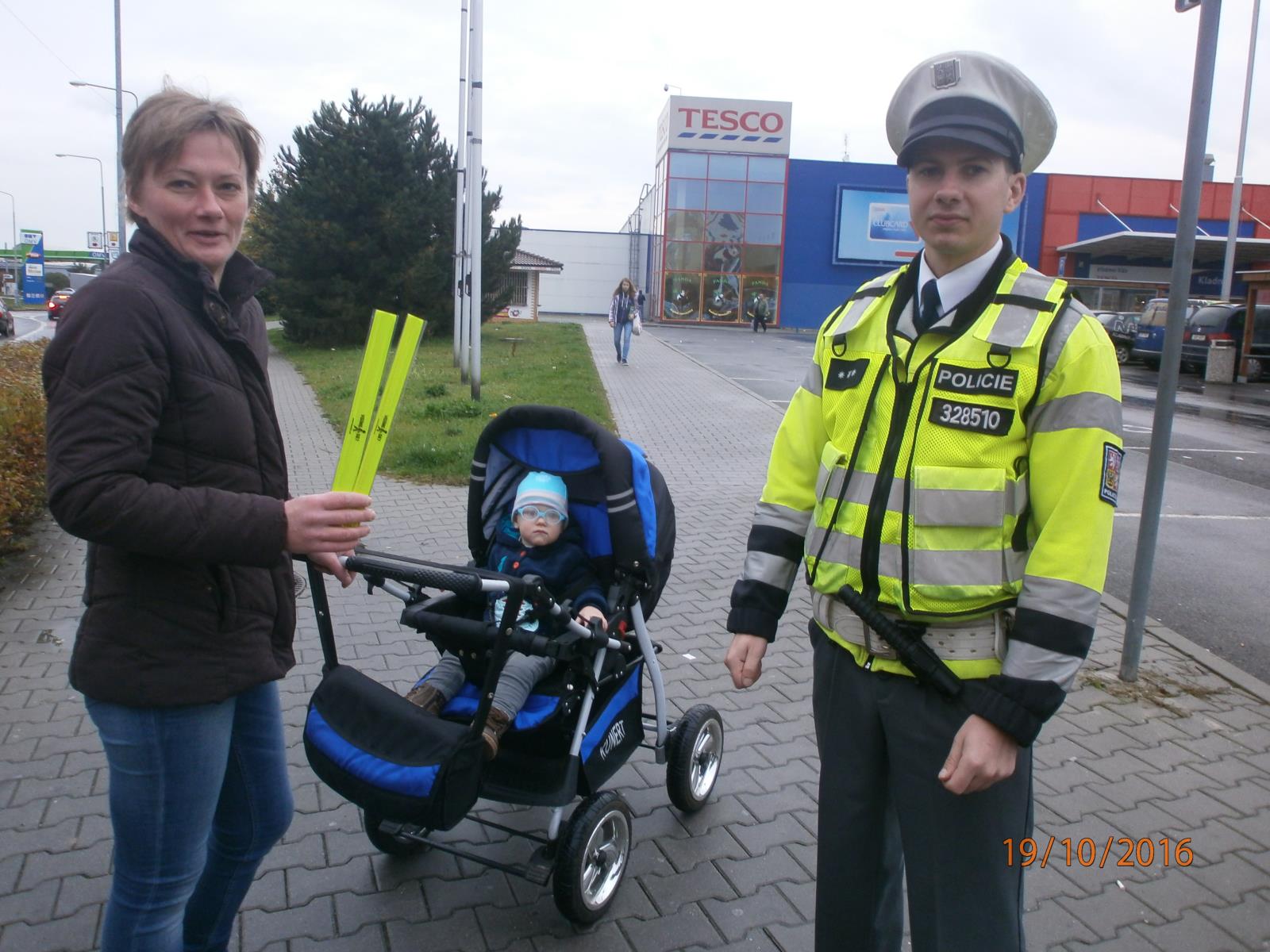 Policisté rozdávali reflexní prvky