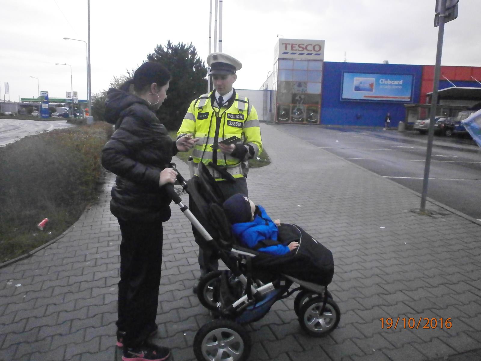 Policisté rozdávali reflexní prvky
