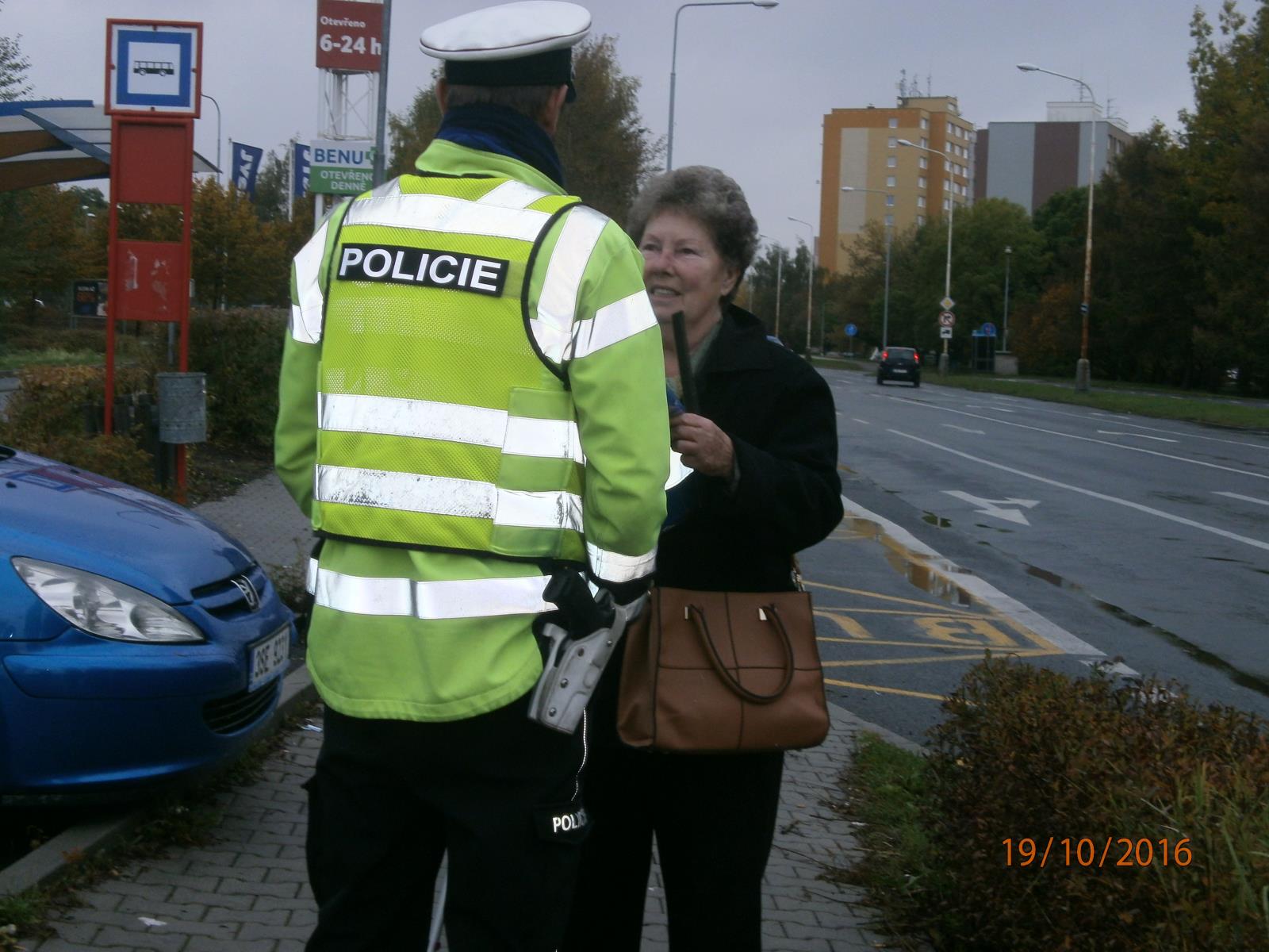 Policisté rozdávali reflexní prvky