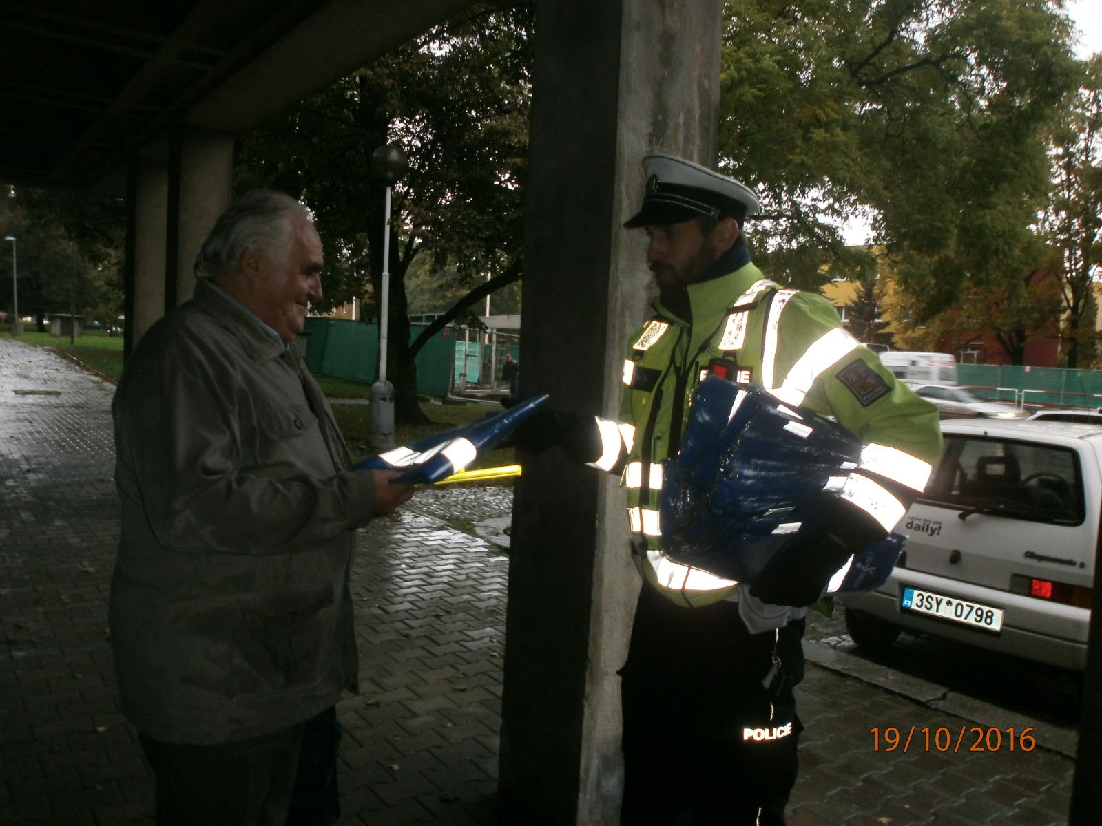 Policisté rozdávali reflexní prvky