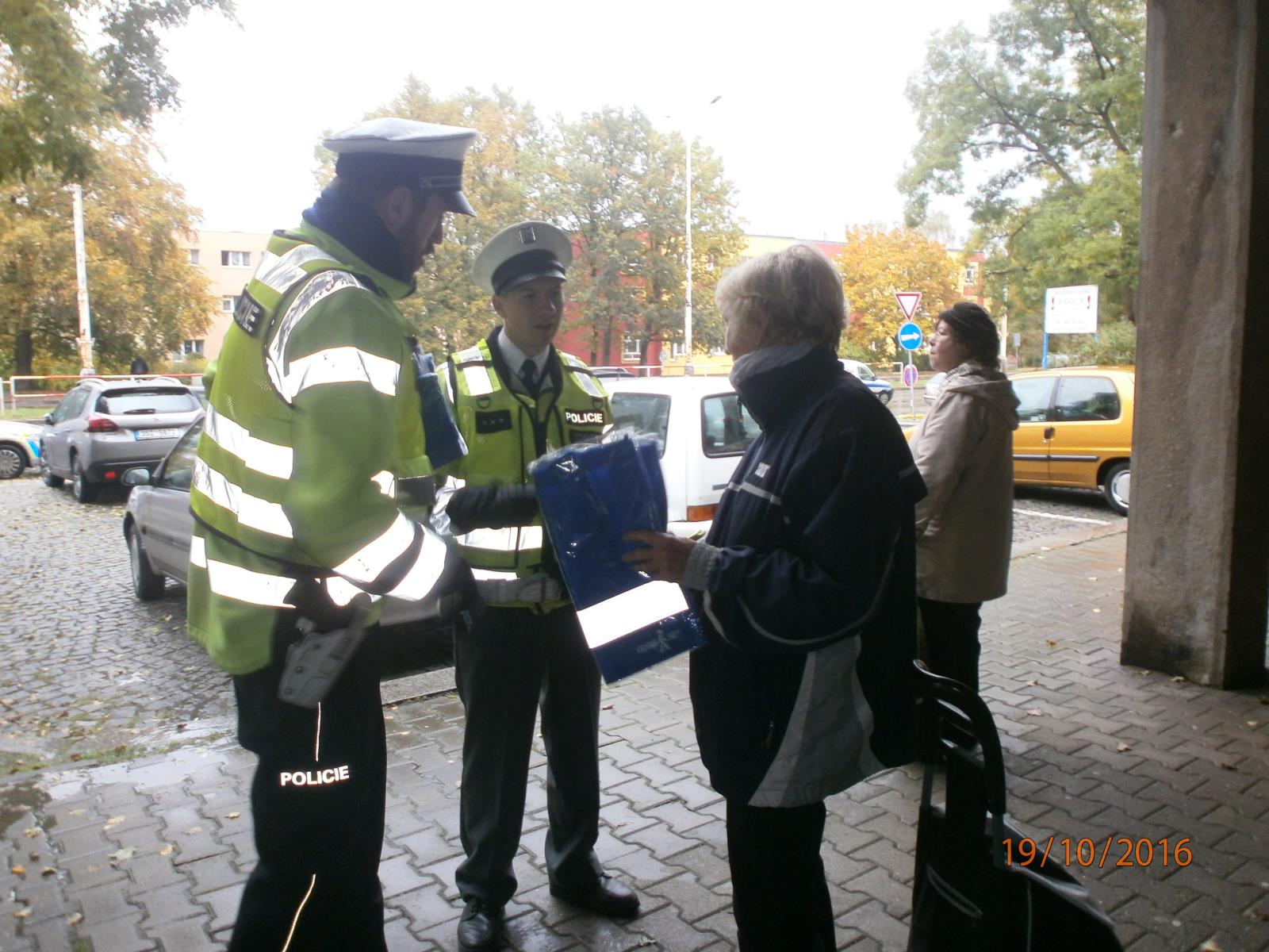 Policisté rozdávali reflexní prvky