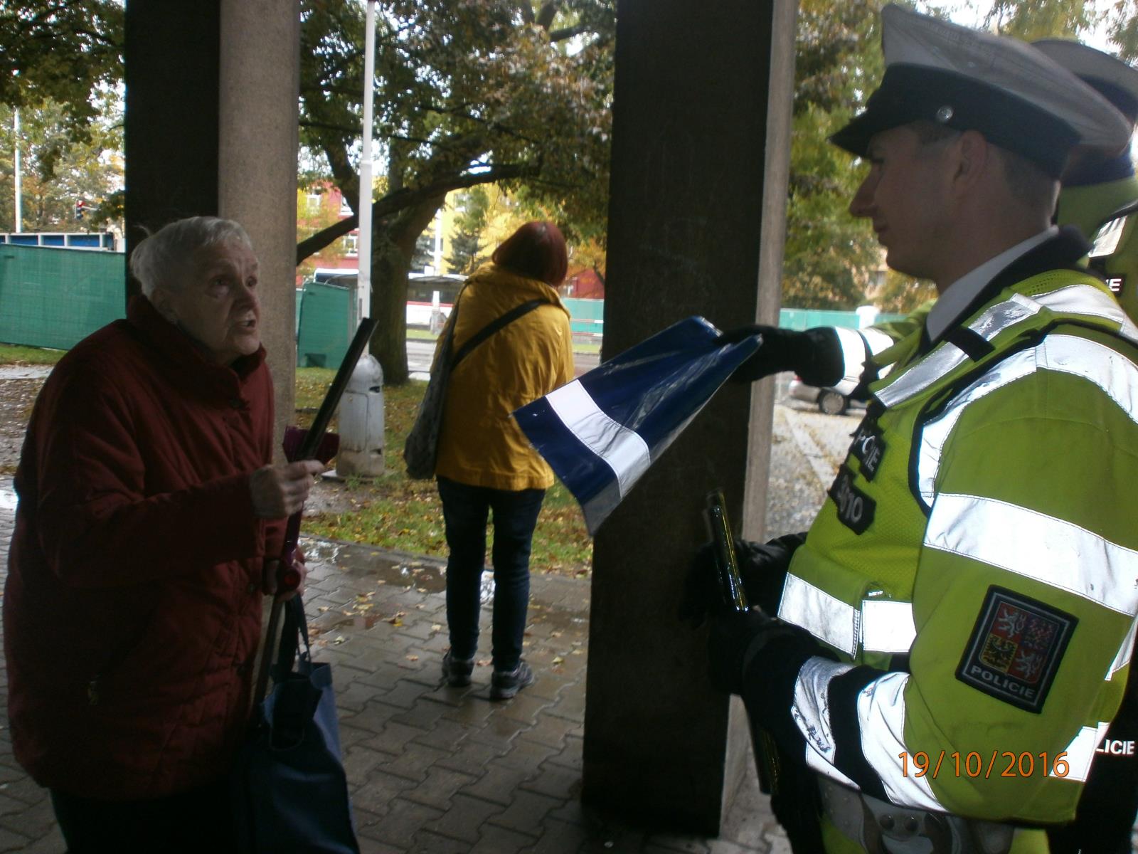 Policisté rozdávali reflexní prvky