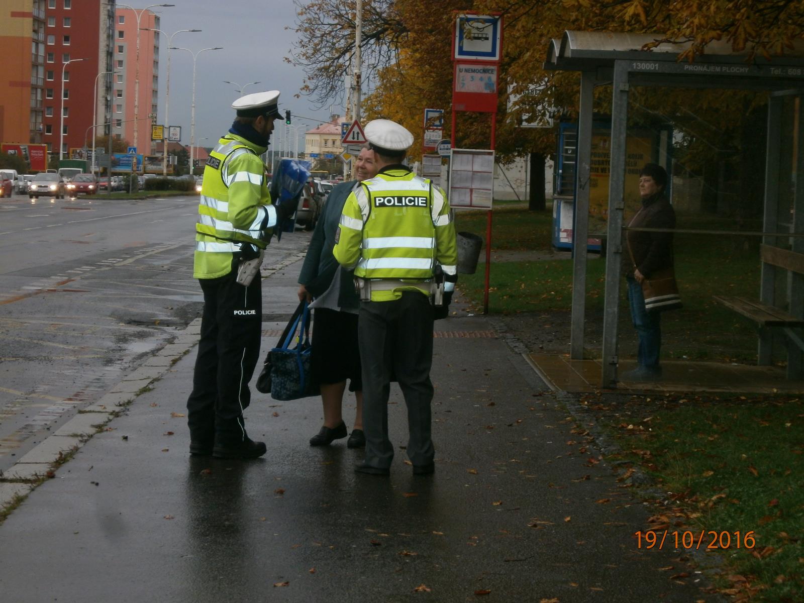 Policisté rozdávali reflexní prvky