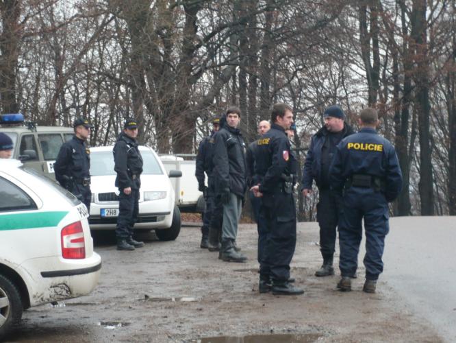 Policisté se vracejí z terénu