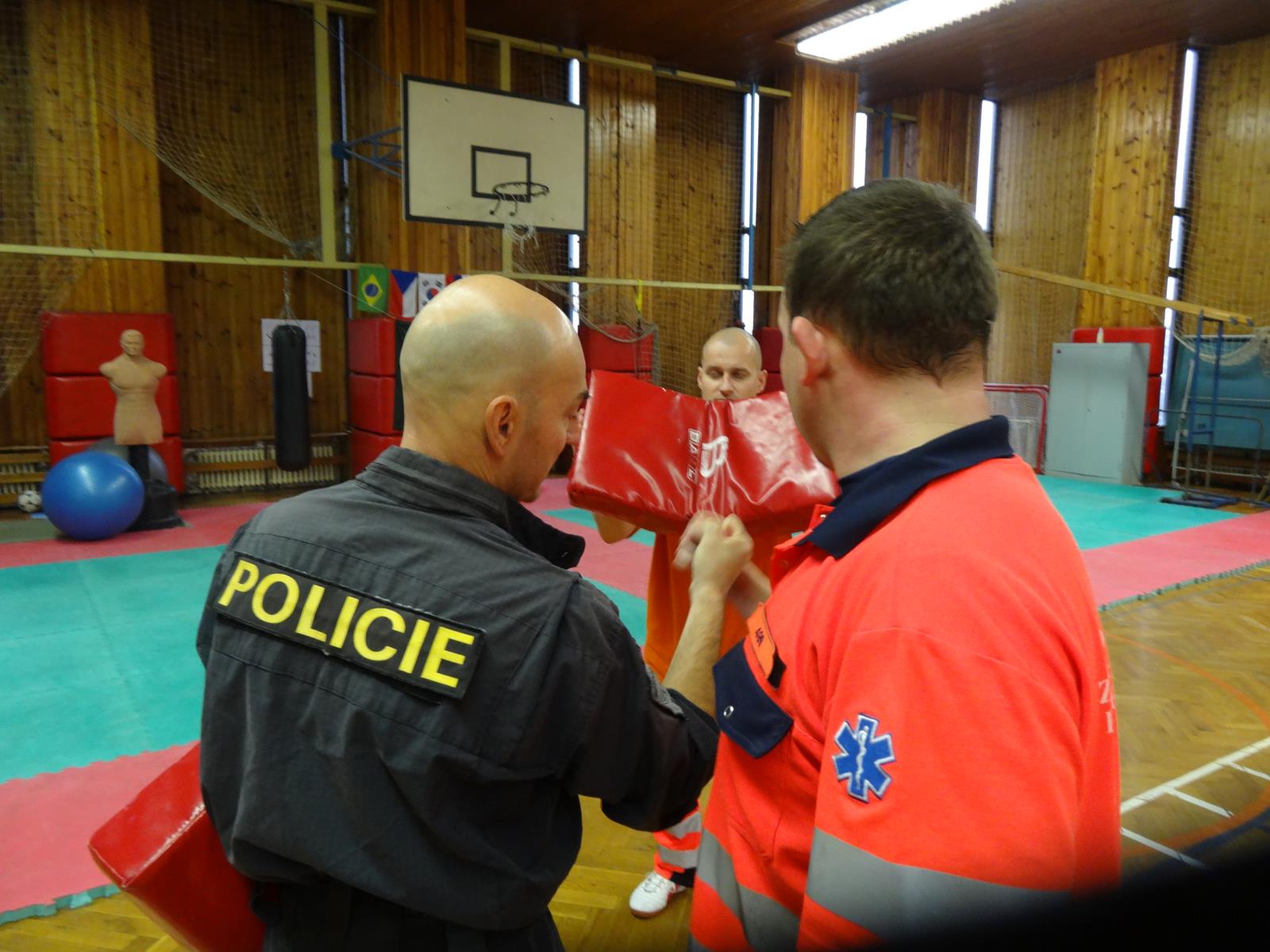 Policisté školí záchranáře. 