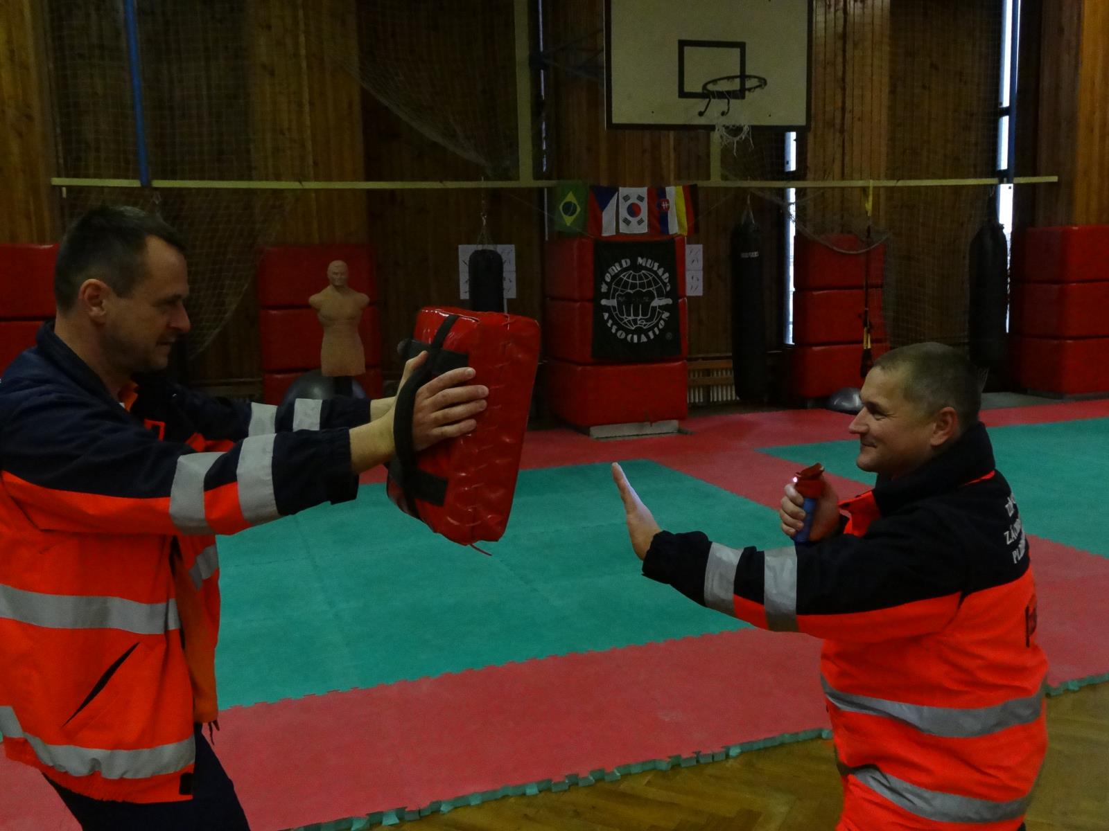 Policisté školí záchranáře. 