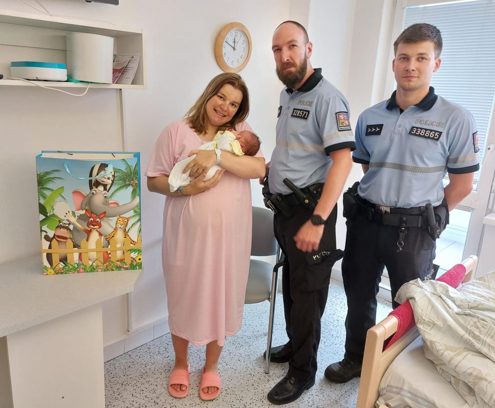 Policisté společně s malým Jakubem.jpg