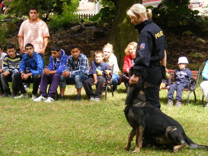 Policisté u dětí z DD a MŠ v Ledcích