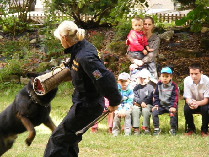 Policisté u dětí z DD a MŠ v Ledcích