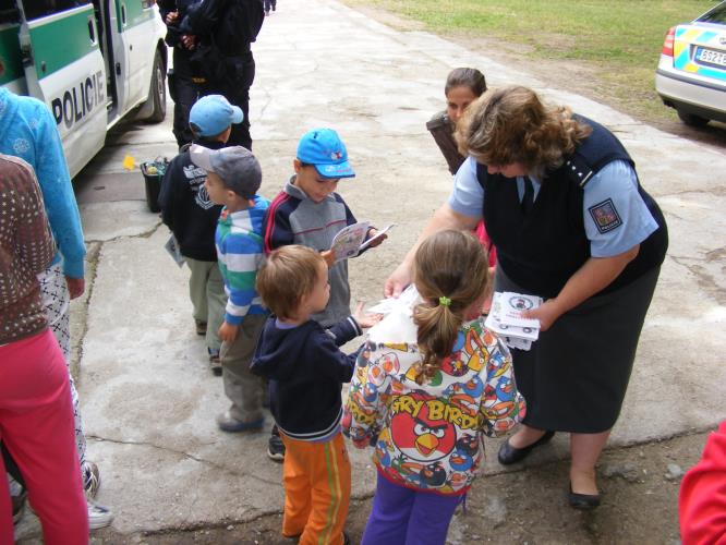 Policisté u dětí z DD a MŠ v Ledcích