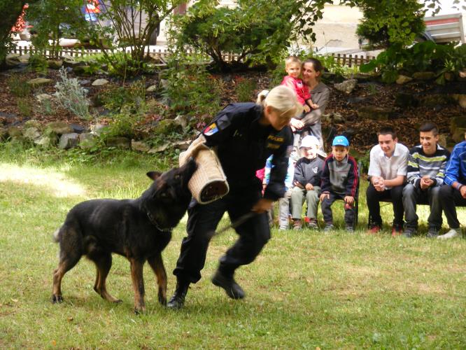 Policisté u dětí z DD a MŠ v Ledcích