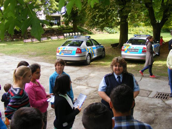Policisté u dětí z DD a MŠ v Ledcích