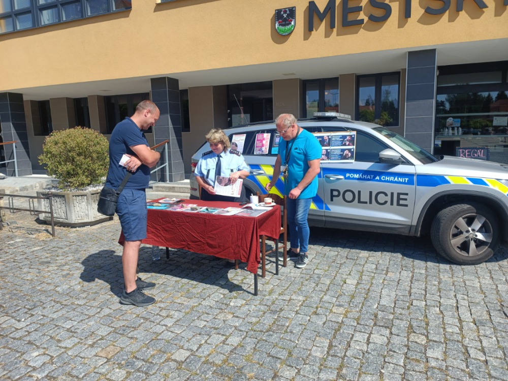 Policisté upozorňují občany na nebezpečný internet