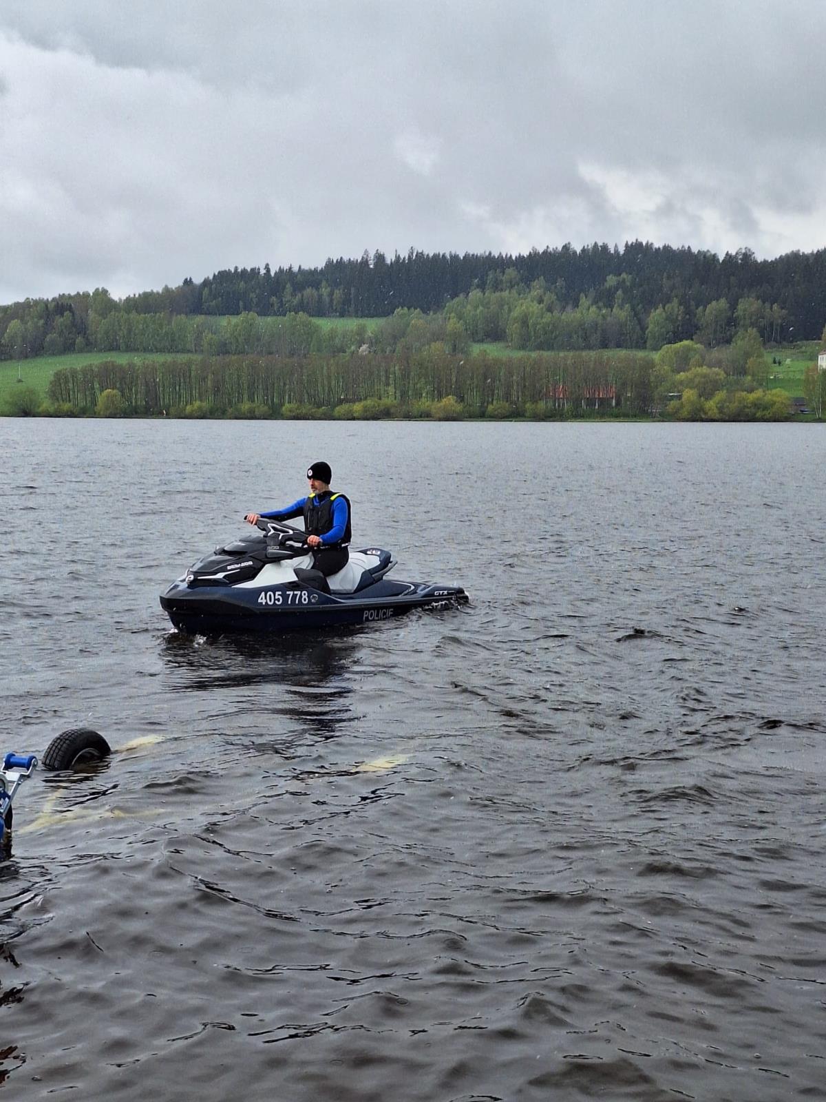 Policisté v Horní Plané mají nový vodní skútr