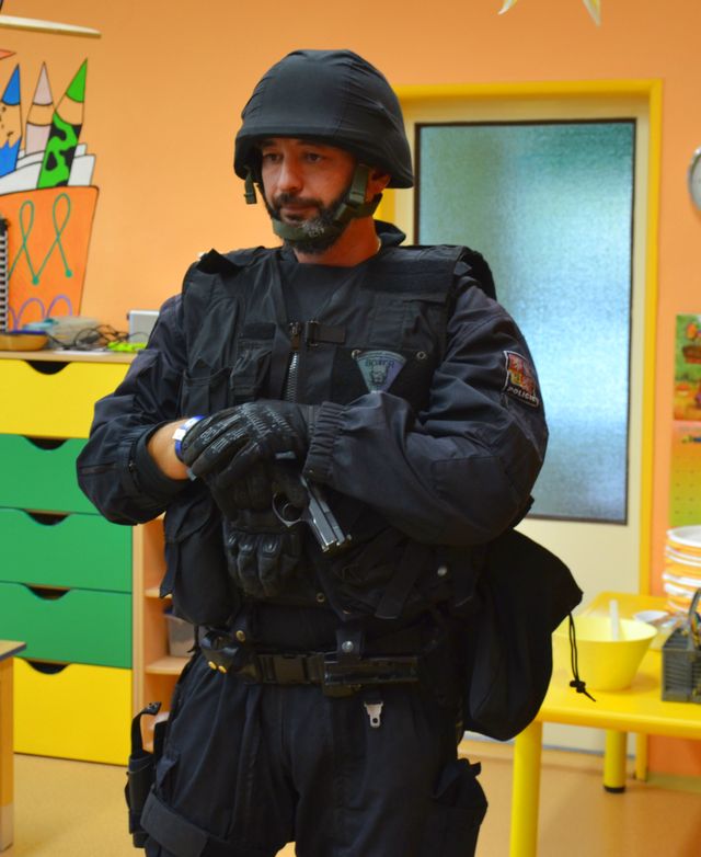Policisté v mateřince