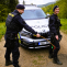 Policisté v přírodě s vozem