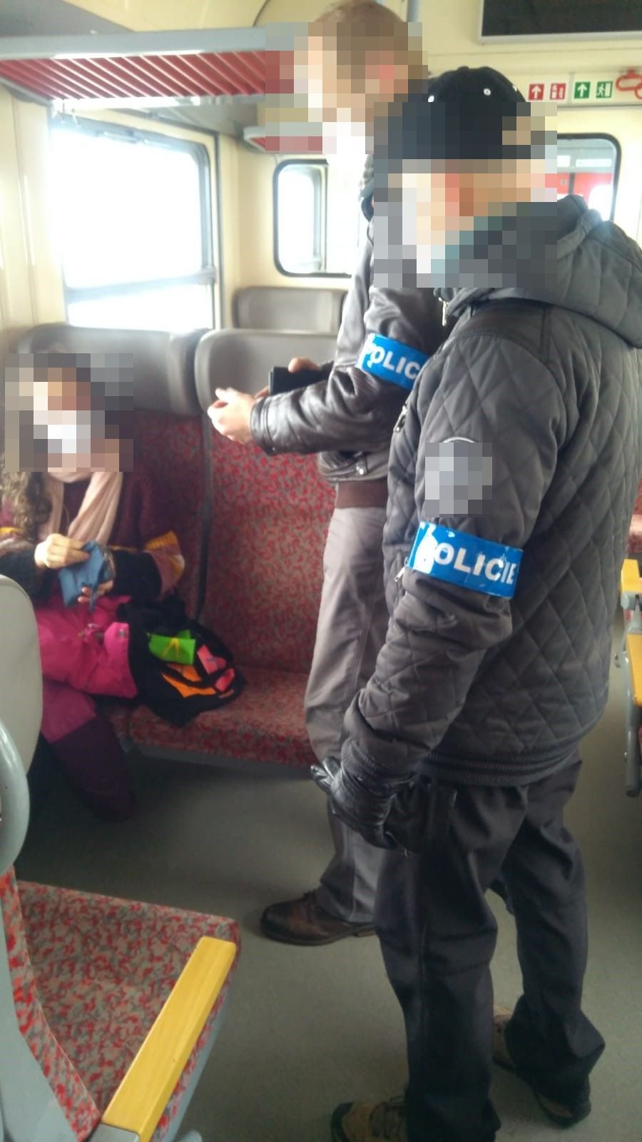 Policisté z SKPV při namátkových kontrolách - omezení pohybu - Trutnovsko.jpg