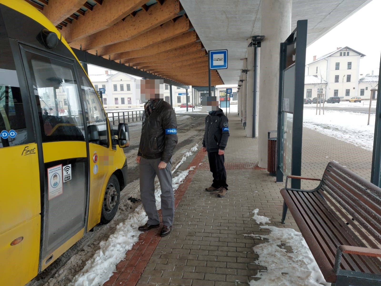 Policisté z SKPV při namátkových kontrolách - omezení pohybu - Trutnovsko.jpg