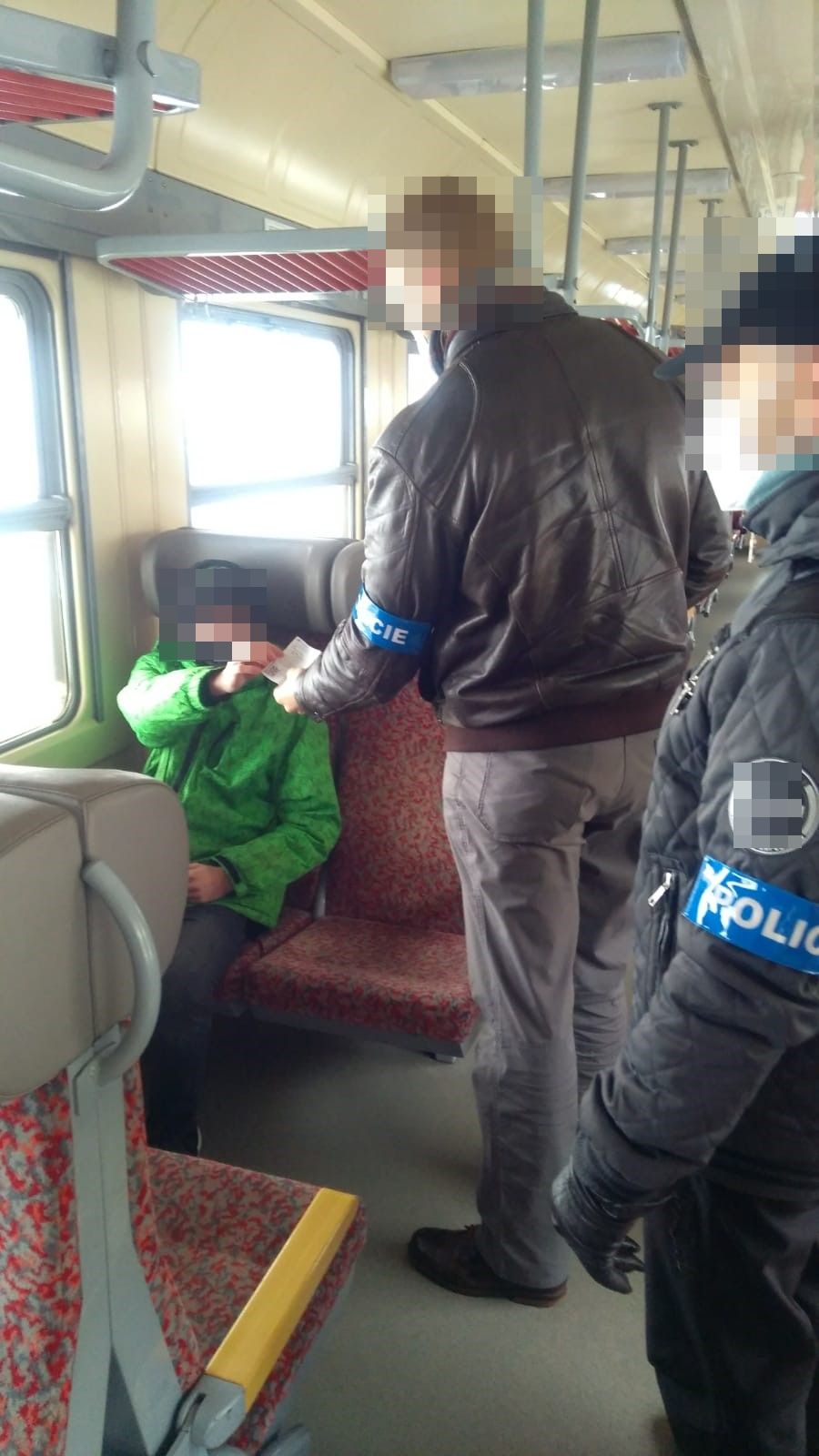 Policisté z SKPV při namátkových kontrolách - omezení pohybu - Trutnovsko5.jpg