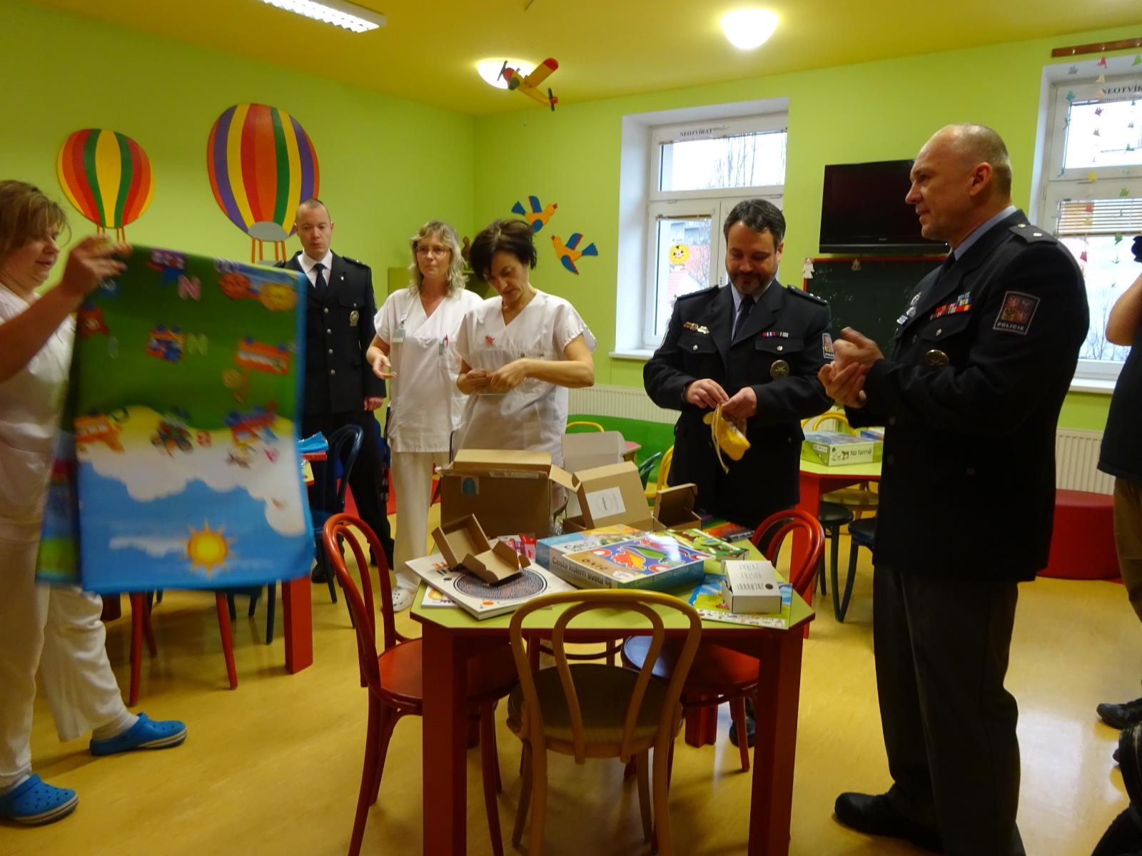 Policisté za dětmi v nemocnici