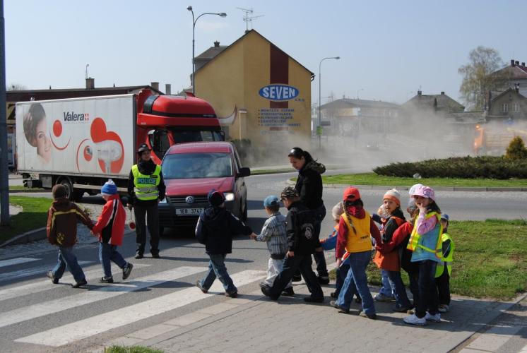 Policistka dohlíží na správné přecházení