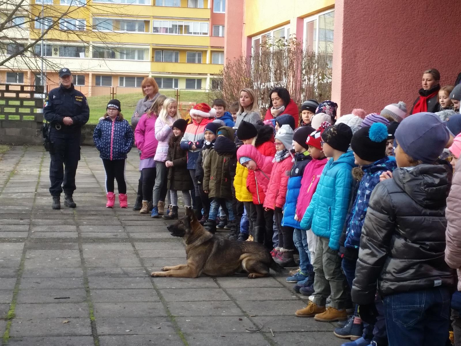 Policistky navštívily děti ze ZŠ 1.KŠPA v Kladně
