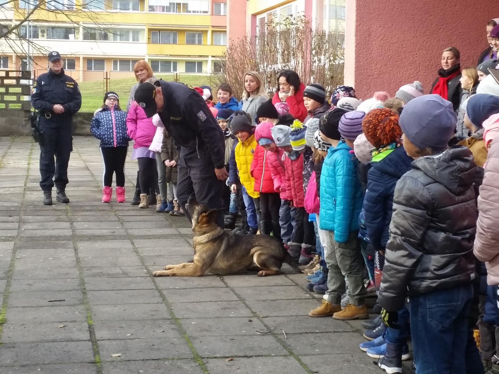 Policistky navštívily děti ze ZŠ 1.KŠPA v Kladně