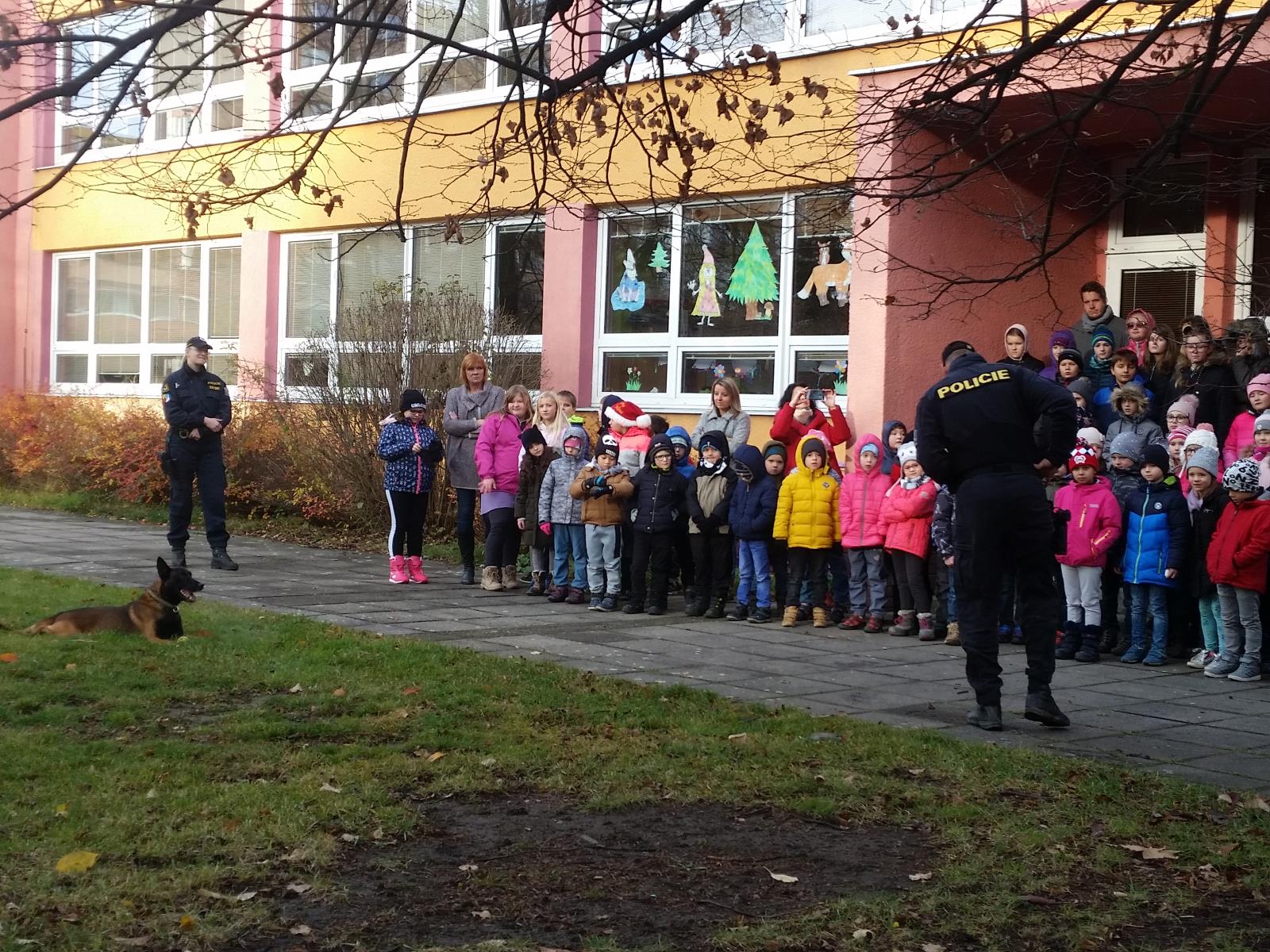 Policistky navštívily děti ze ZŠ 1.KŠPA v Kladně