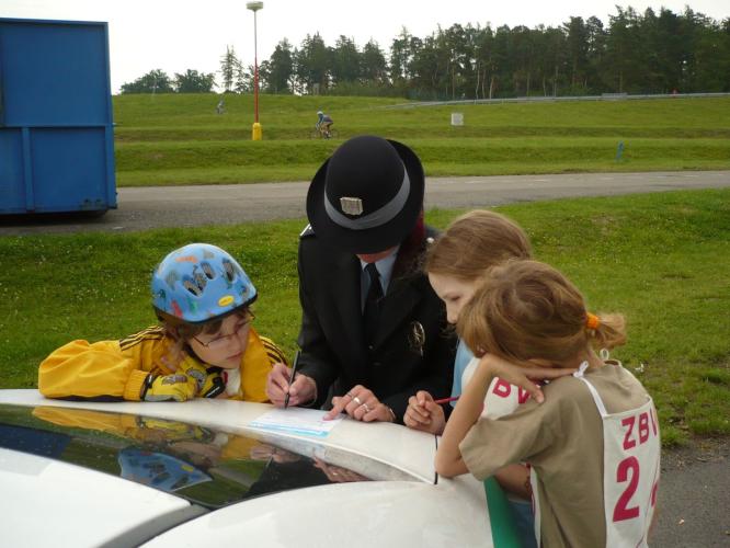 Policistky radily a vysvětlovaly