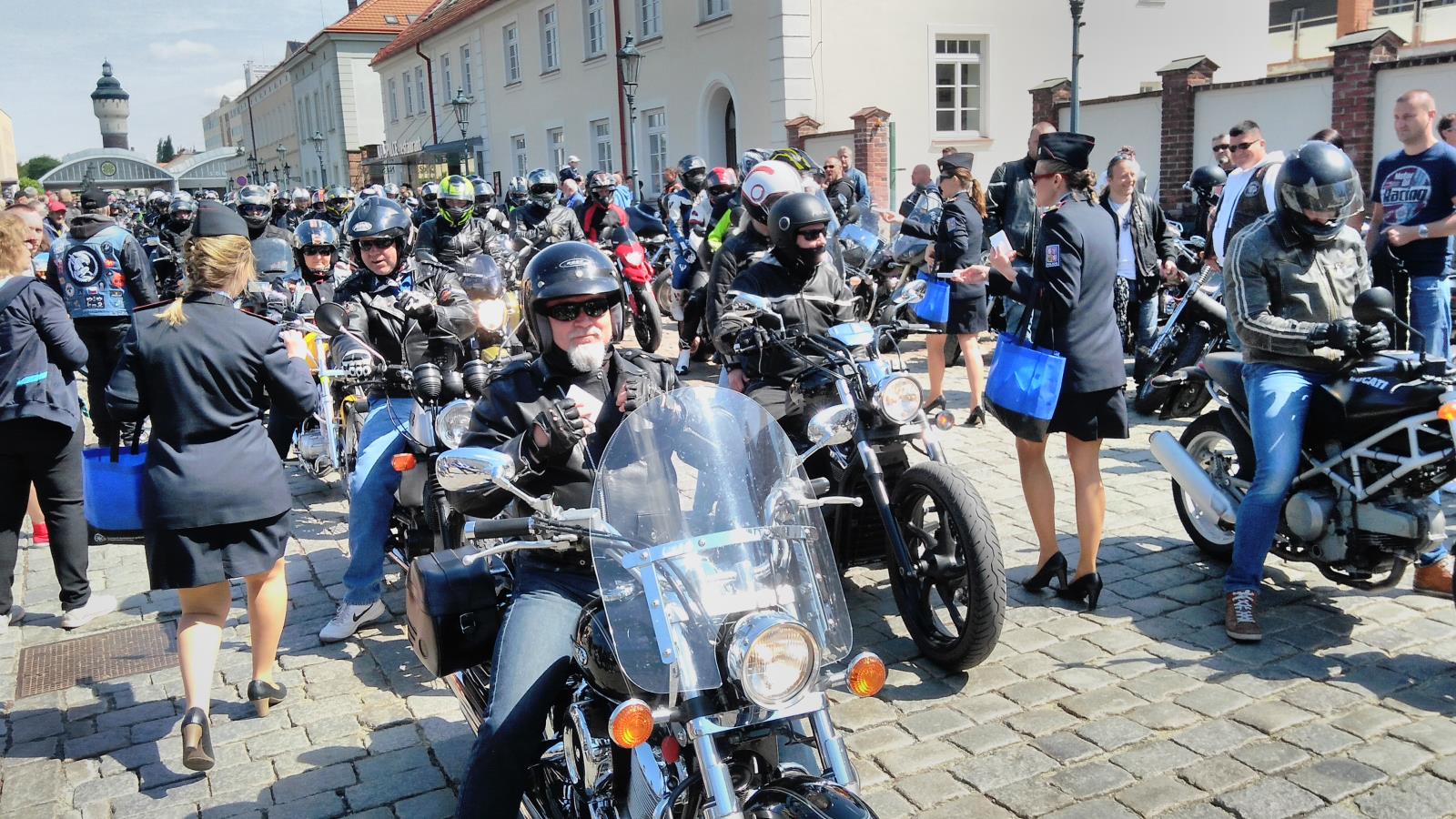 Policistky rozdávaly motorkářům alkoholtestery