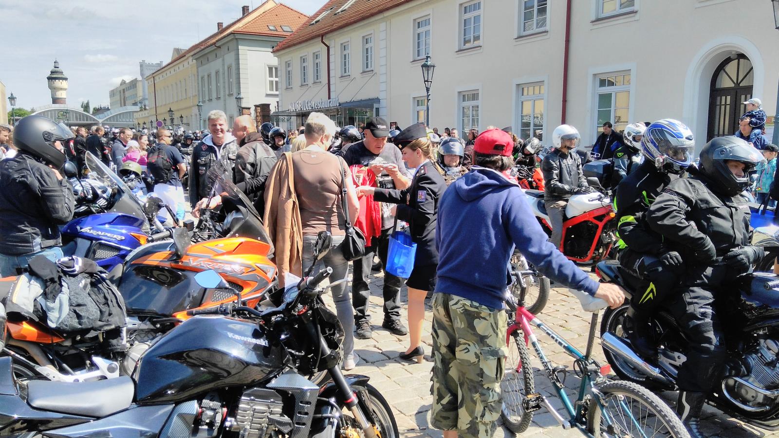 Policistky rozdávaly motorkářům alkoholtestery