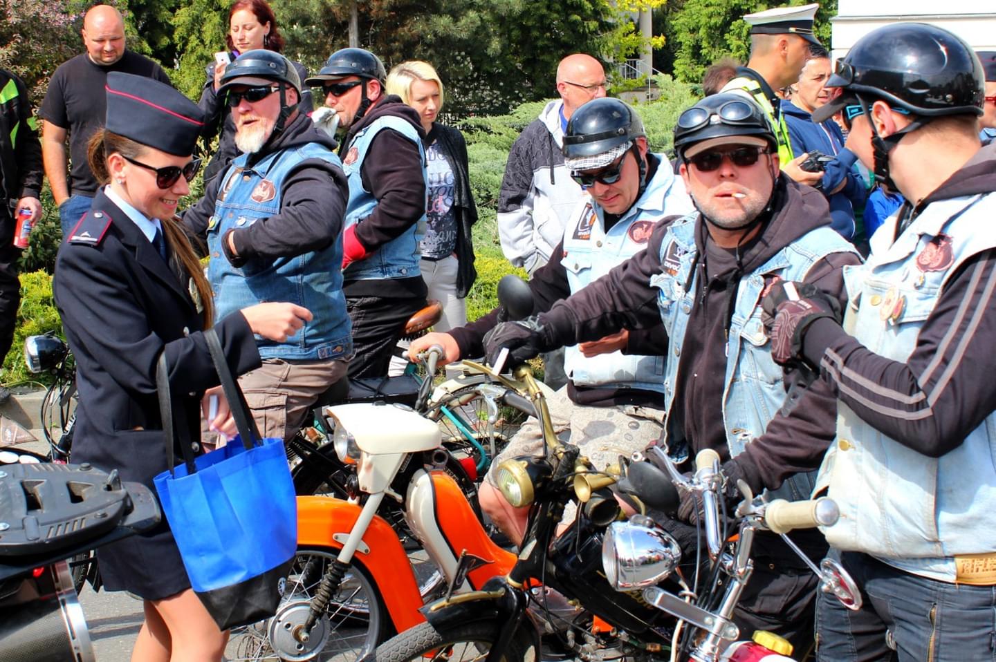 Policistky rozdávaly motorkářům alkoholtestery