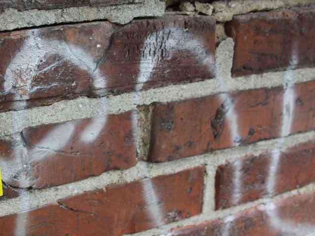 Pomalovaná cihlová zídka - foto č. 2