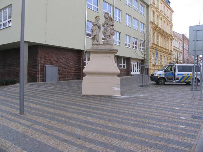 Poškodil podstavec sochy