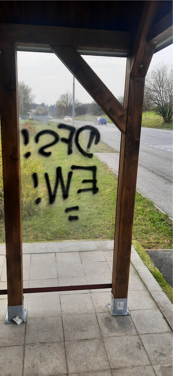 Poškozená autobusová zastávka