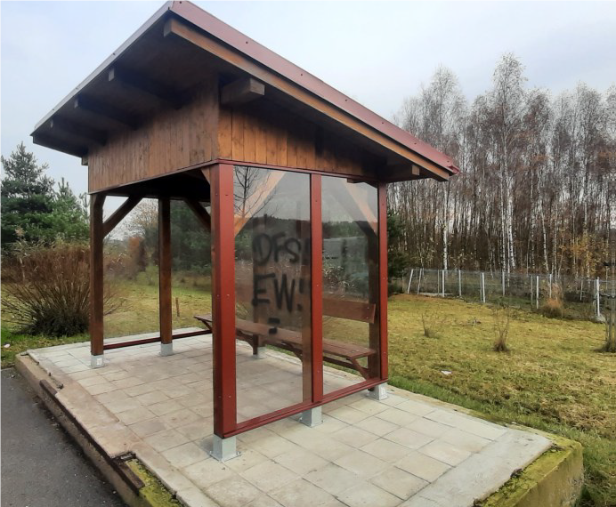 Poškozená autobusová zastávka