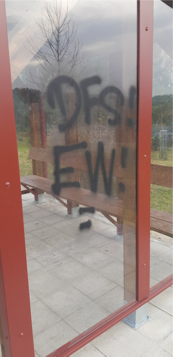 Poškozená autobusová zastávka