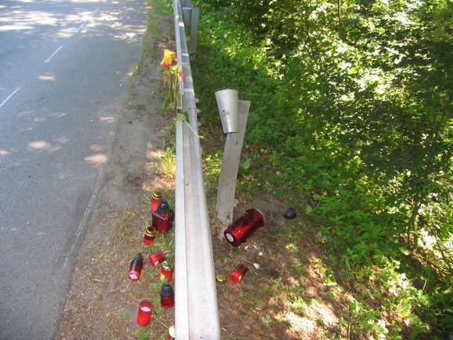 Poškozená svodidla po nehodě motorkáře.jpg