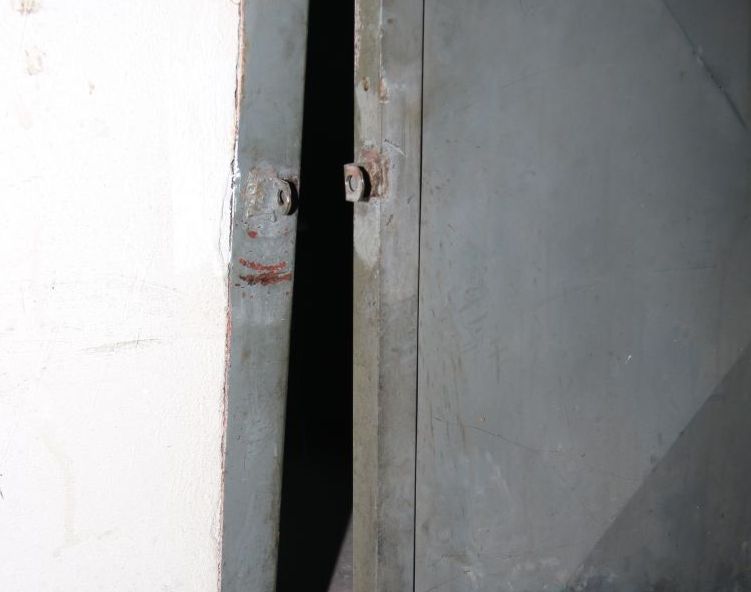 Poškozená vrata garáže.jpg