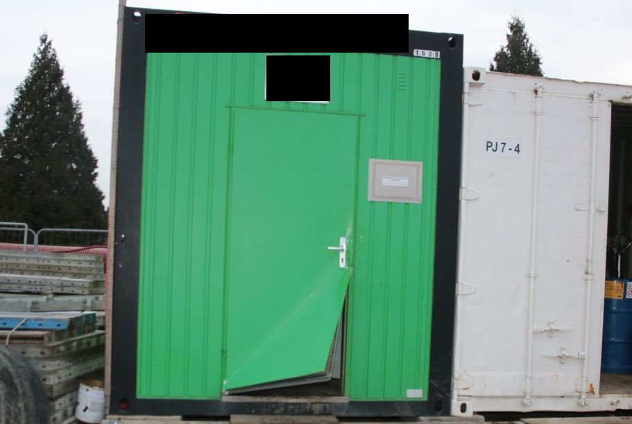 Poškozená vrata kontejneru.jpg