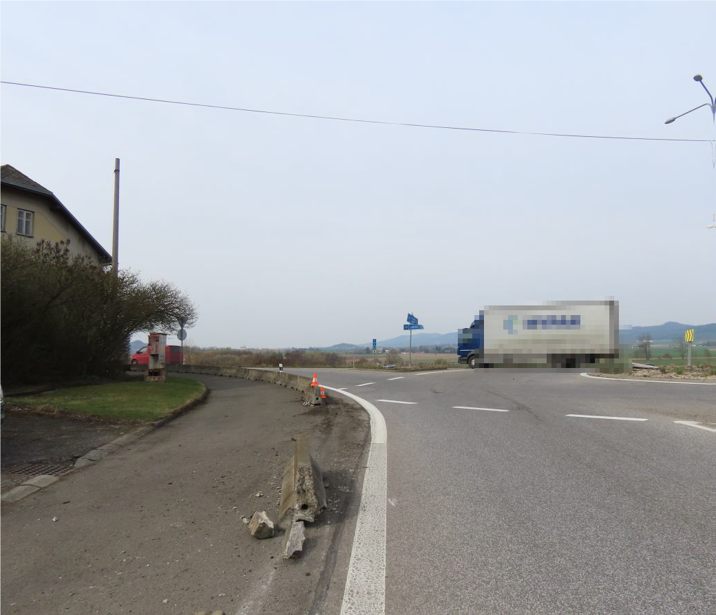 Poškozené betonové zábrany