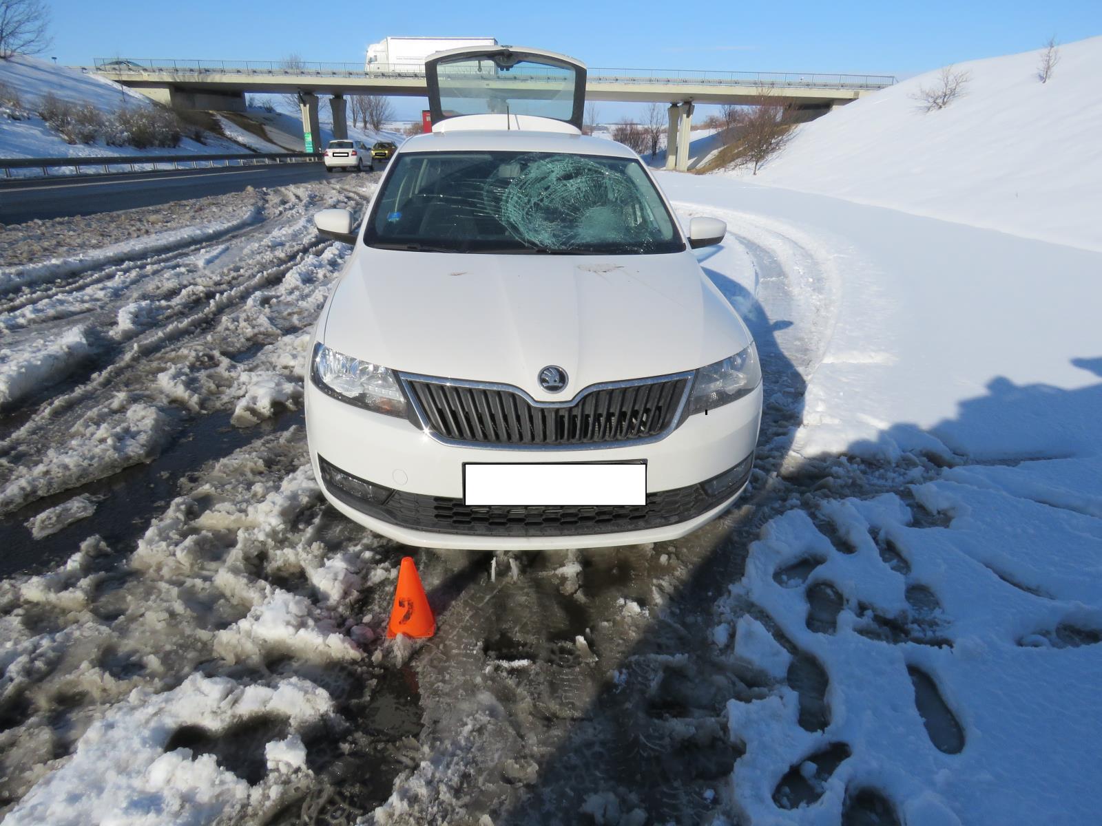 Poškozené čelní sklo u vozidla