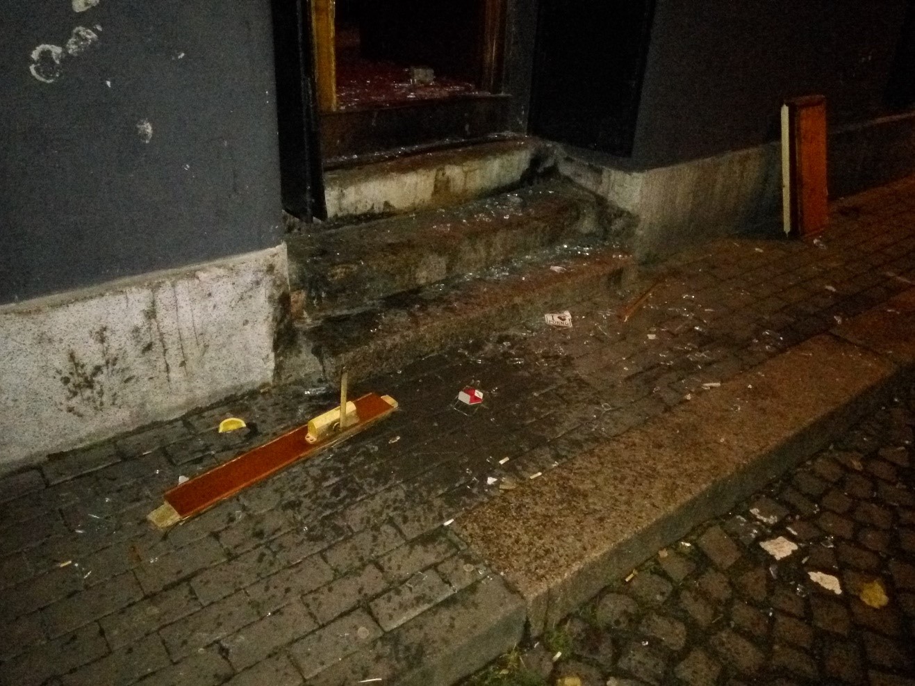 Poškozené dveře baru