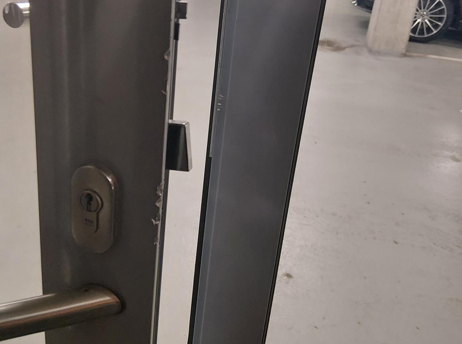 Poškozené dveře.jpg