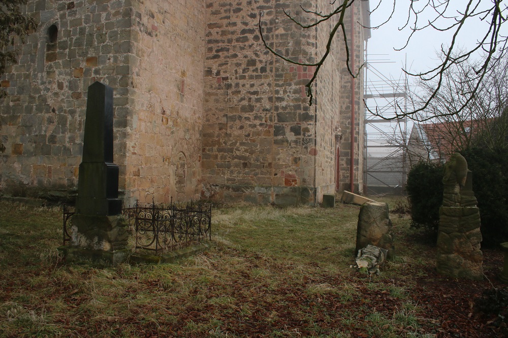 Poškozené sochy v Železnici - únor 2019