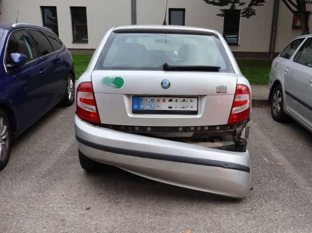 Poškozené vozidlo u ATAKU (2).JPG
