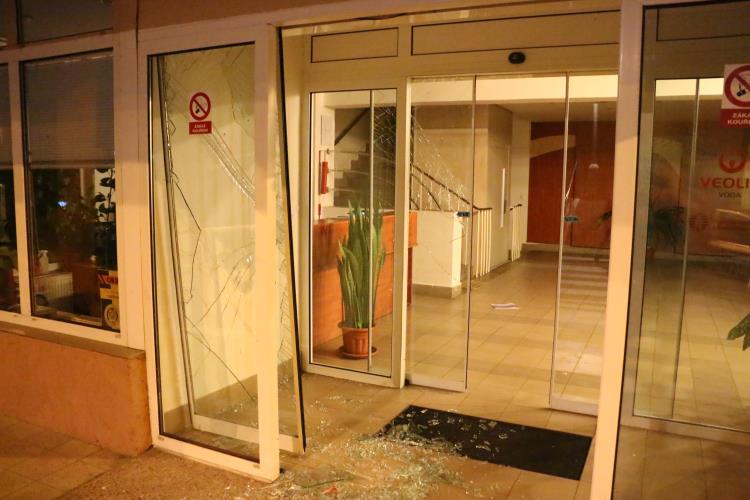 Poškozené vstupní dveře administrativní budovy